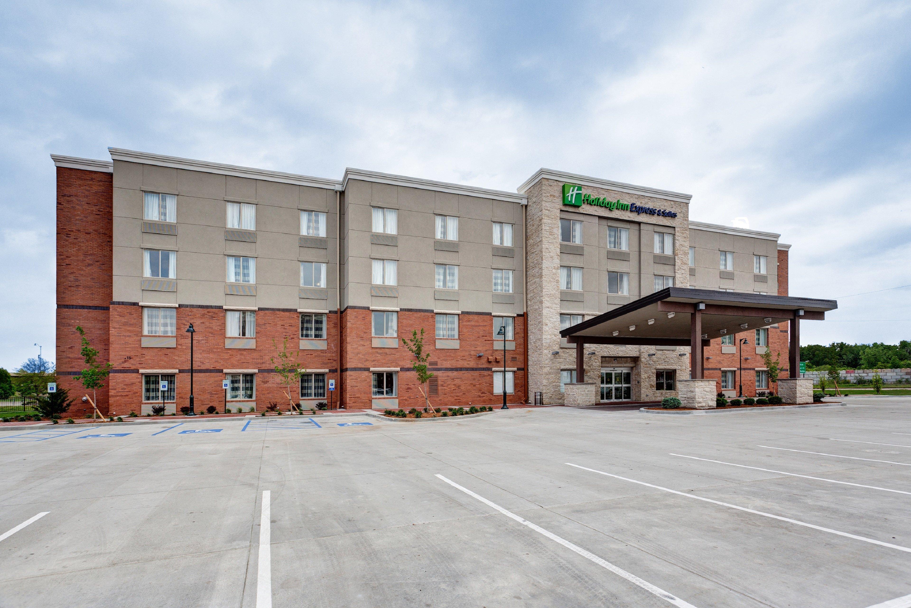 Holiday Inn Express & Suites Manhattan By Ihg Екстер'єр фото