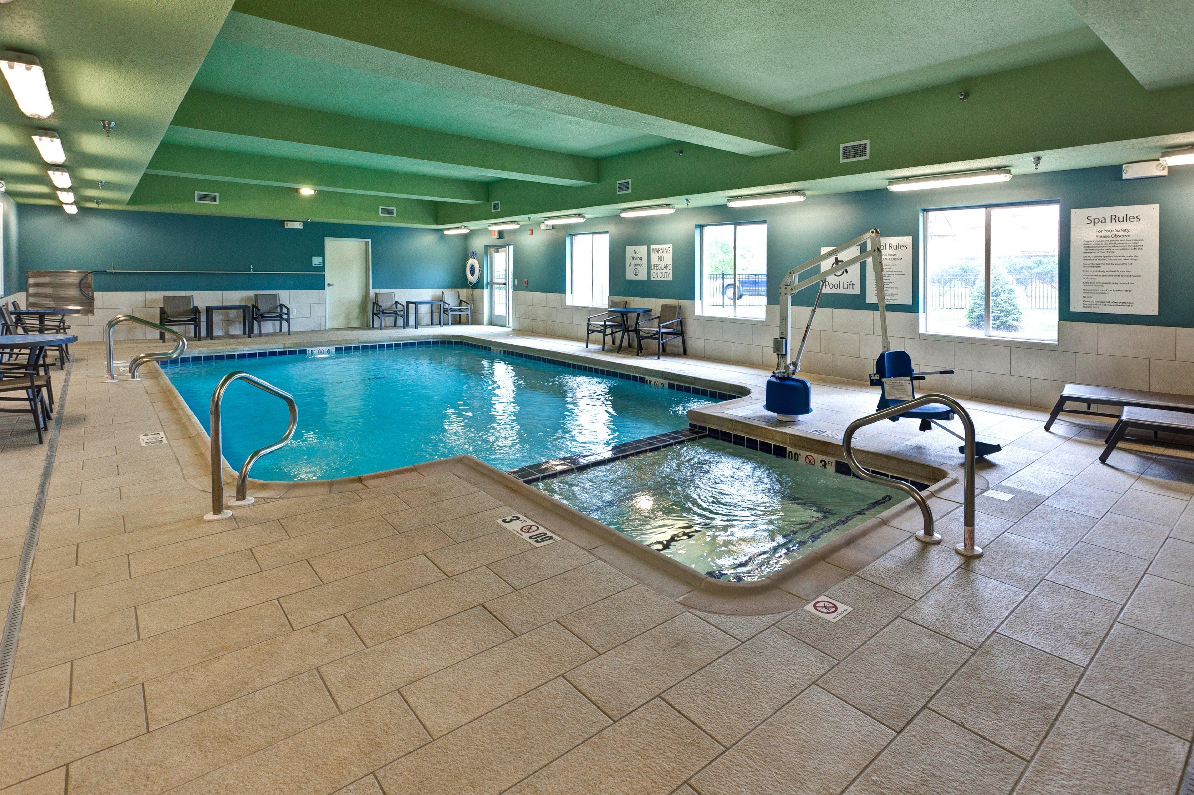 Holiday Inn Express & Suites Manhattan By Ihg Екстер'єр фото