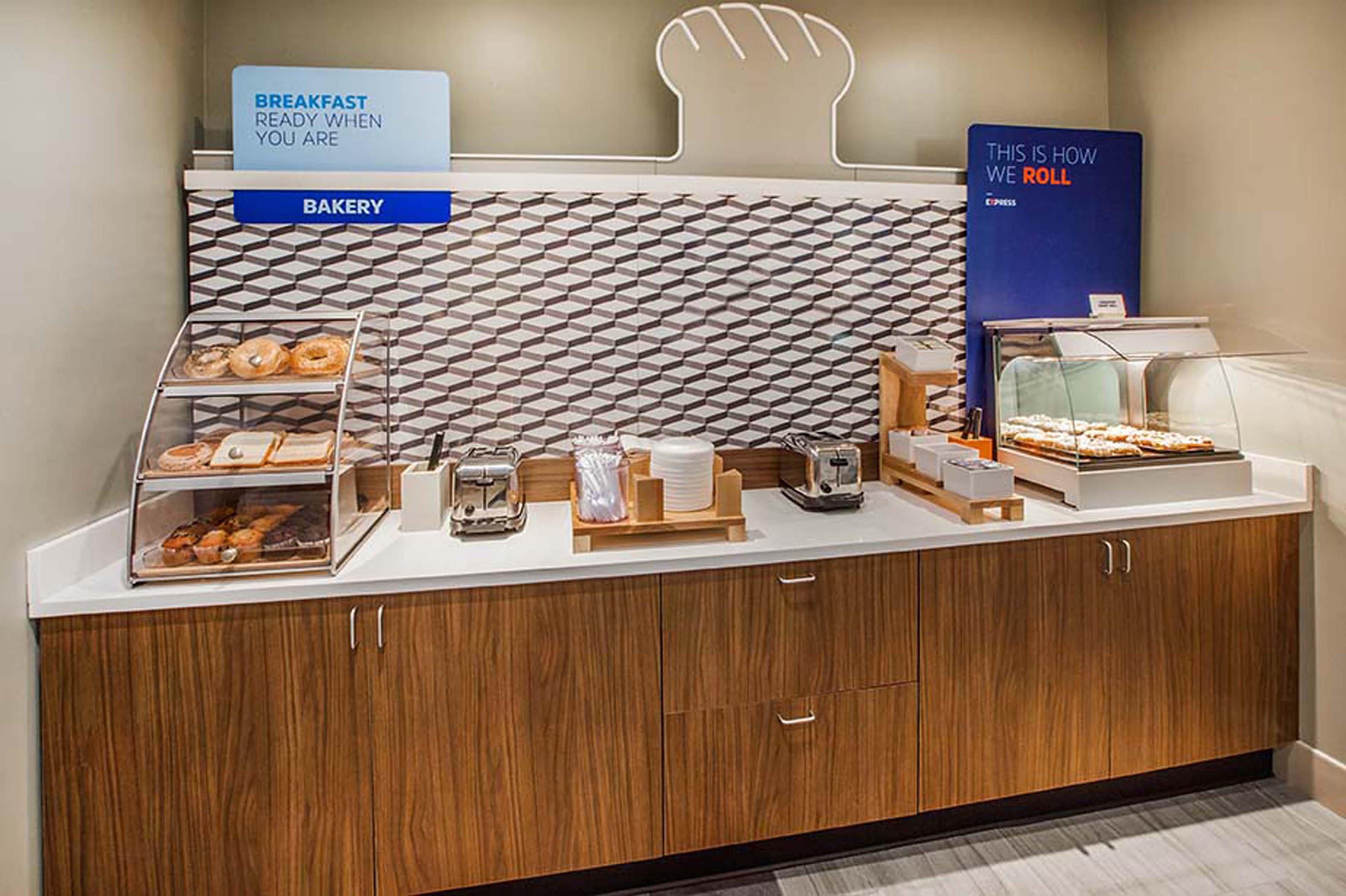 Holiday Inn Express & Suites Manhattan By Ihg Екстер'єр фото