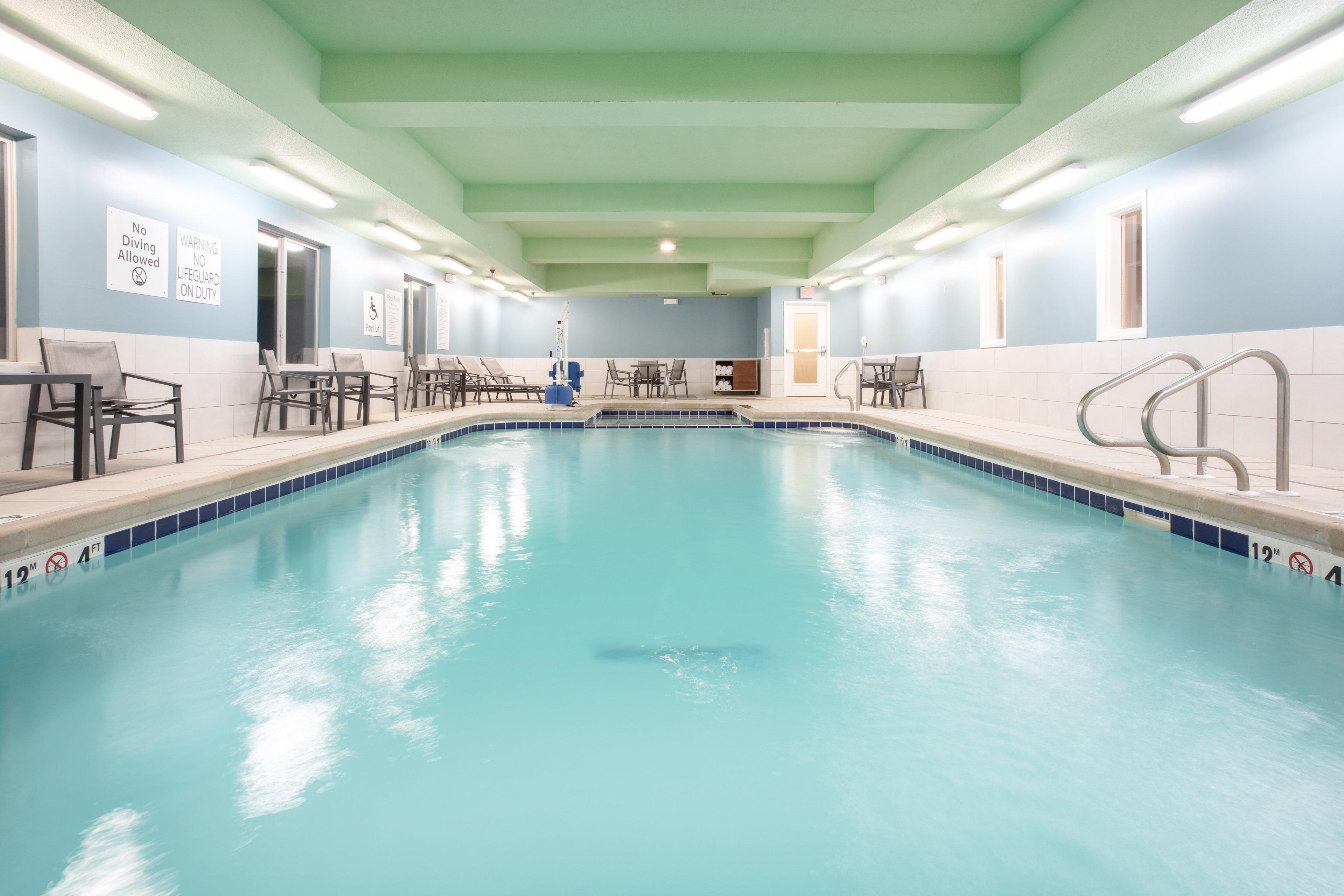 Holiday Inn Express & Suites Manhattan By Ihg Екстер'єр фото