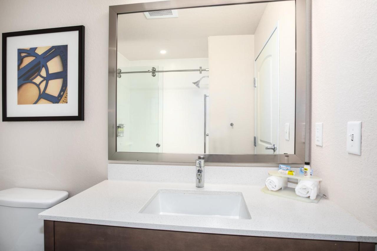 Holiday Inn Express & Suites Manhattan By Ihg Екстер'єр фото